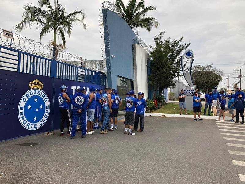 Com ameaça de invasão à Toca da Raposa, torcedores do Cruzeiro protestaram contra time e diretoria